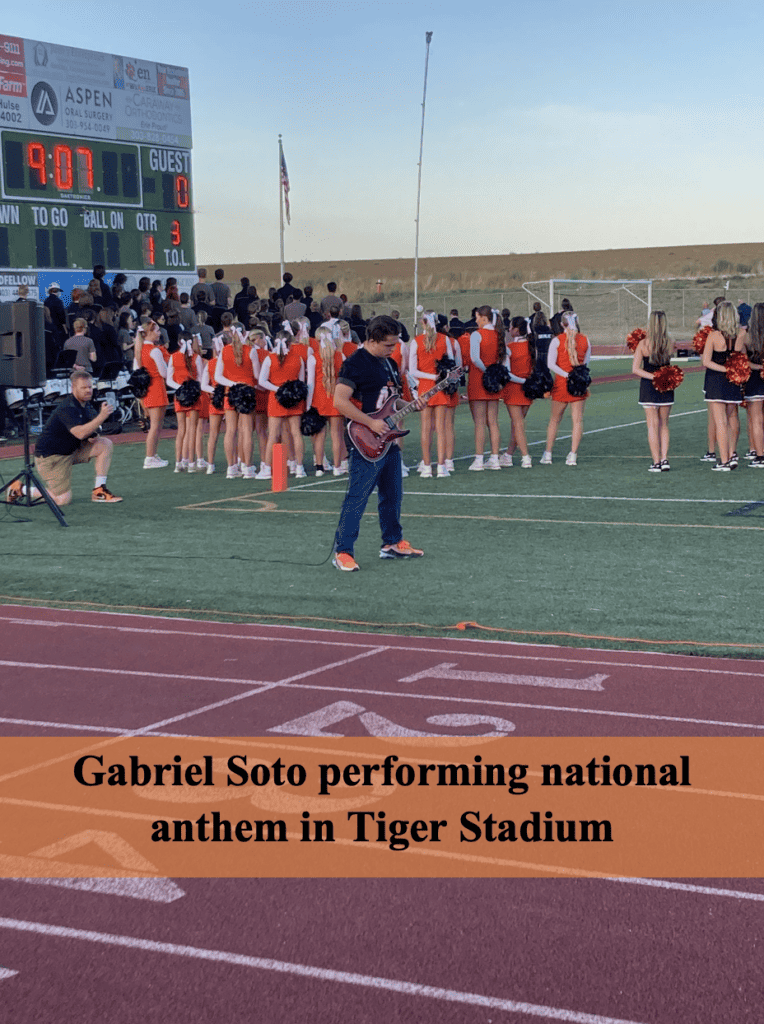 gabriel soto interpretando el himno nacional en el estadio de los tigres 